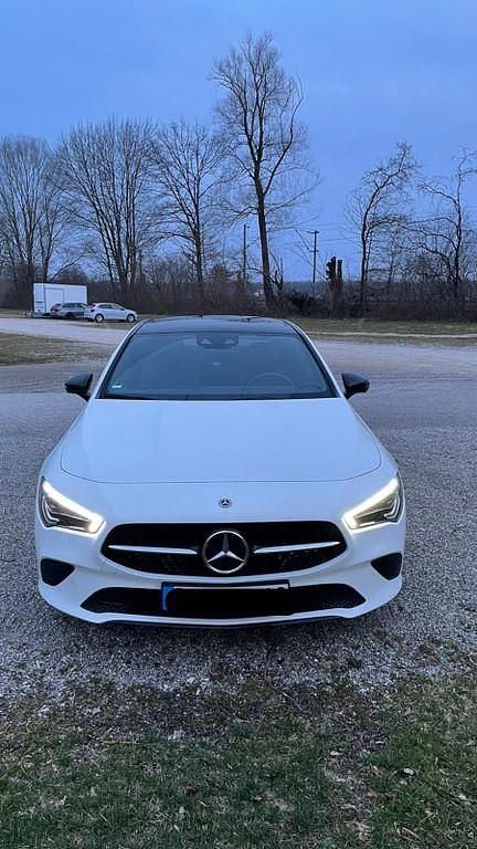 Weiß Gebraucht 2019 Mercedes CLA200 Night Coupé | 20.000 € - Bild 1/4