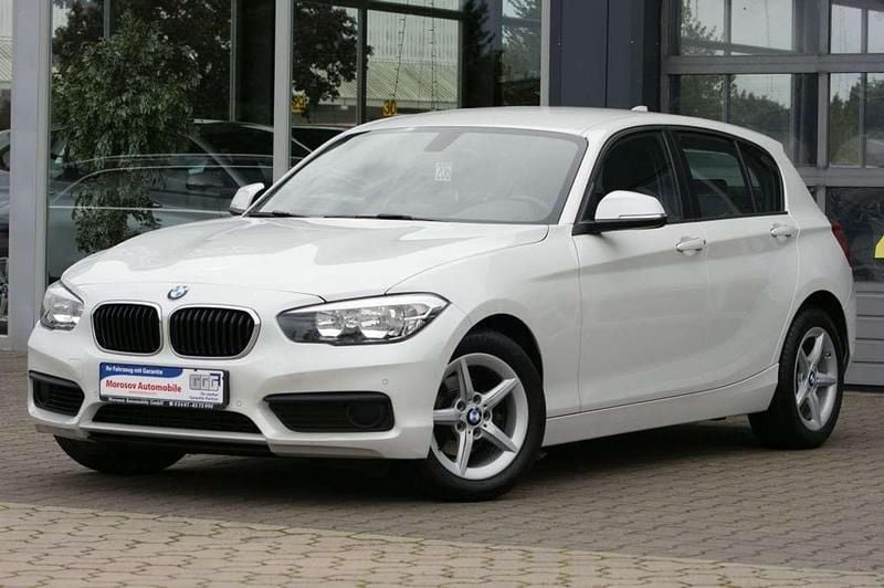 Mineralweiss metallic (metallic) Gebraucht 2019 BMW 116 Sport Line Kleinwagen | 15.600 € (Fairer Preis) - Bild 1/4