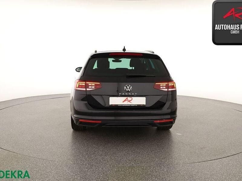 Gebraucht VW Passat R-line 150 PS (110 kW) 2023 Deep black perleffekt Kombi