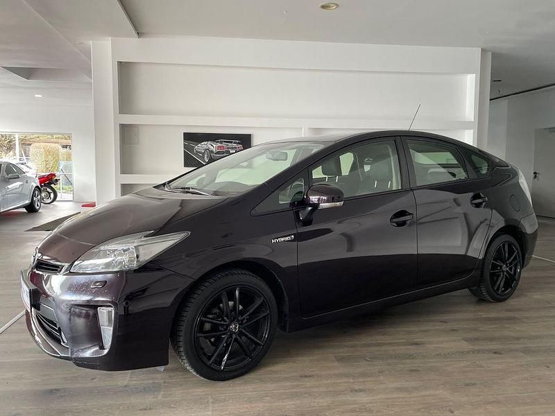Gebraucht Toyota Prius Executive 99 PS (72 kW) 2015 Rot Limousine