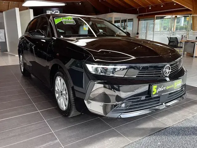 Używany Opel Astra Elegance 131 KM (96 kW) 2023 Czarny Hatchback