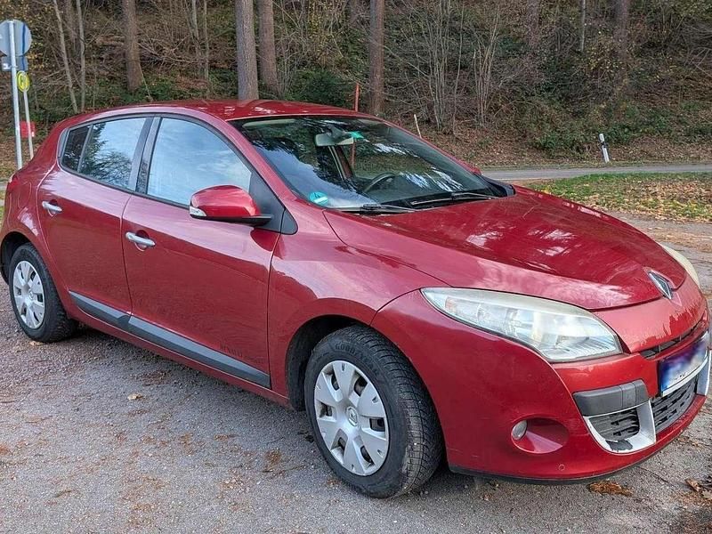 Rot Gebraucht 2009 Renault Mégane Coupé Coupé | 2.200 € (Fairer Preis) - Bild 1/4