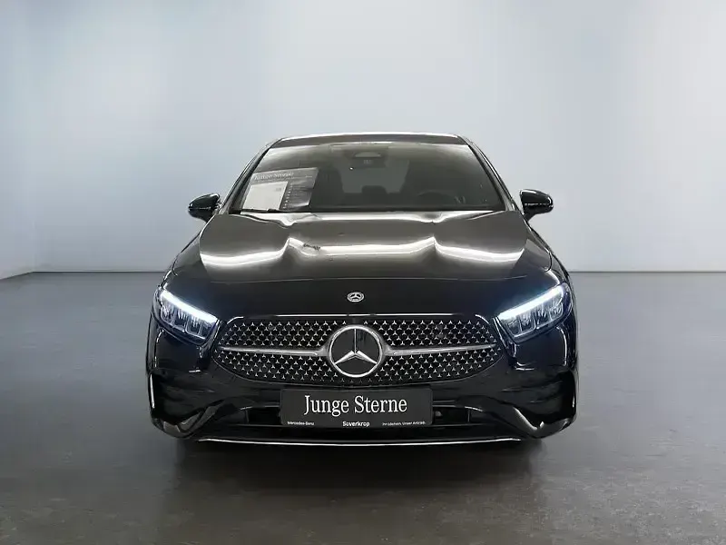 Gebraucht Mercedes A200 AMG 163 PS (119 kW) 2025 Schwarz Limousine