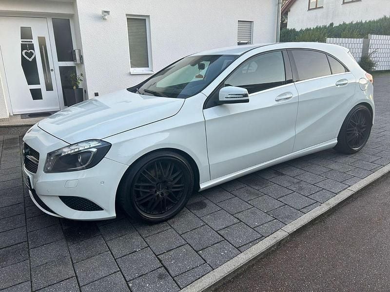 Gebraucht Mercedes A180 Style 122 PS (89 kW) 2012 Weiß Limousine