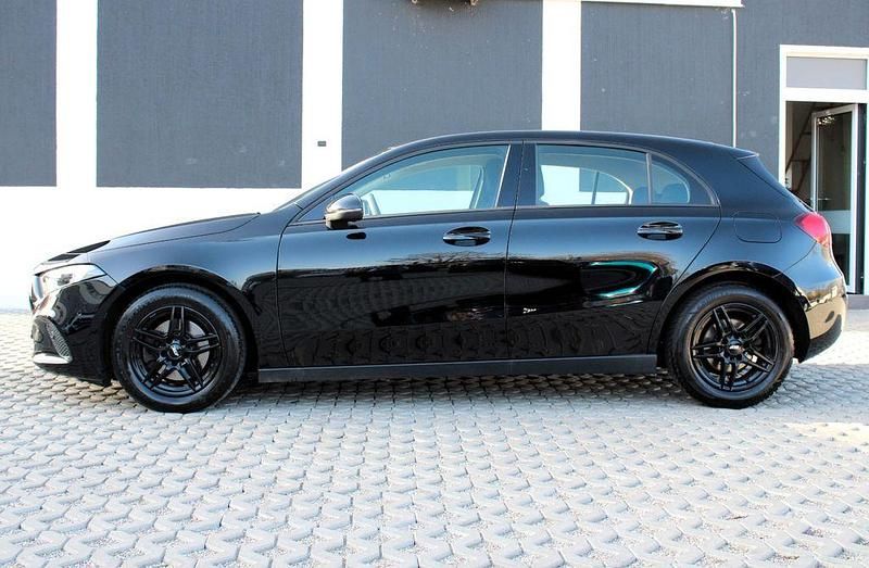 Gebraucht Mercedes A180 116 PS (85 kW) 2022 Schwarz Limousine