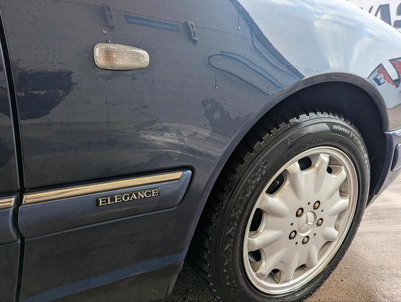 Gebraucht Mercedes E280 Elegance 204 PS (150 kW) 1998 Blau Limousine