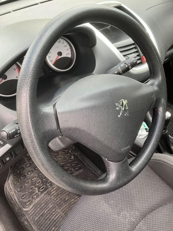 Gebraucht Peugeot 206 68 PS (50 kW) 2011 Weiß Kleinwagen