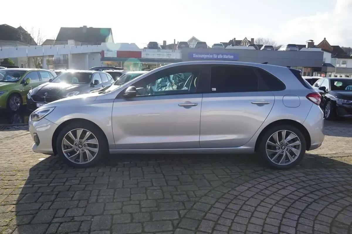 Gebraucht Hyundai i30 Passion Plus 140 PS (102 kW) 2019 Silber Limousine