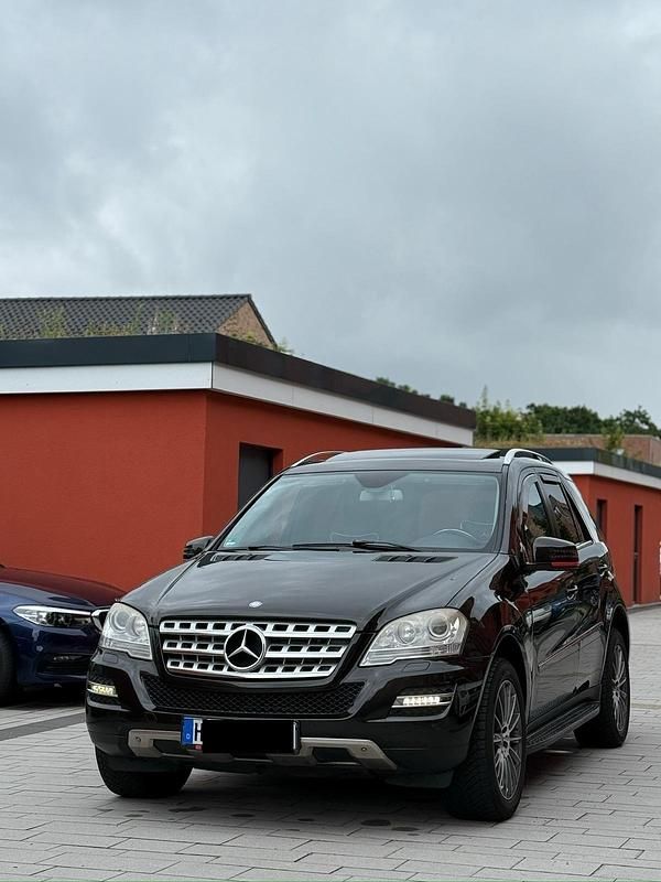 Braun Gebraucht 2011 Mercedes ML300 SUV | 11.500 € (Guter Preis) - Bild 1/4