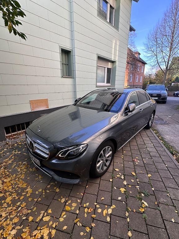 Grau Gebraucht 2017 Mercedes B220 AMG line Van / Kleinbus | 20.500 € - Bild 1/4