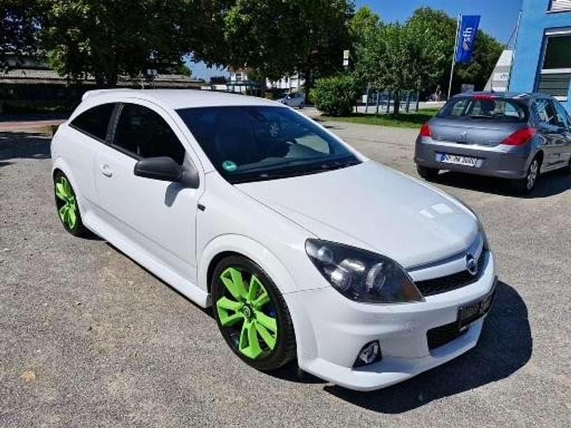 Gebraucht Opel Astra Edition 241 PS (177 kW) 2008 Weiß Limousine