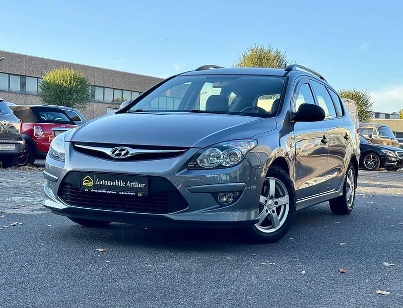 Grau Gebraucht 2011 Hyundai i30 Limousine | 2.500 € (Guter Preis) - Bild 1/4