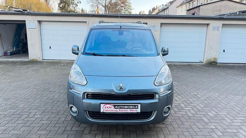Grau Gebraucht 2013 Peugeot Partner Tepee Family Van / Kleinbus | 5.699 € (Guter Preis) - Bild 1/4