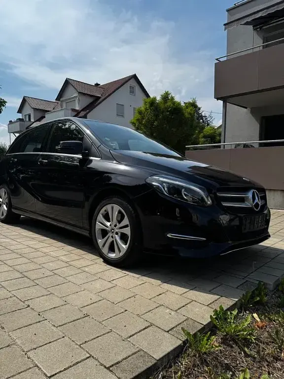Gebraucht Mercedes B180 136 PS (100 kW) 2018 Schwarz Kleinwagen