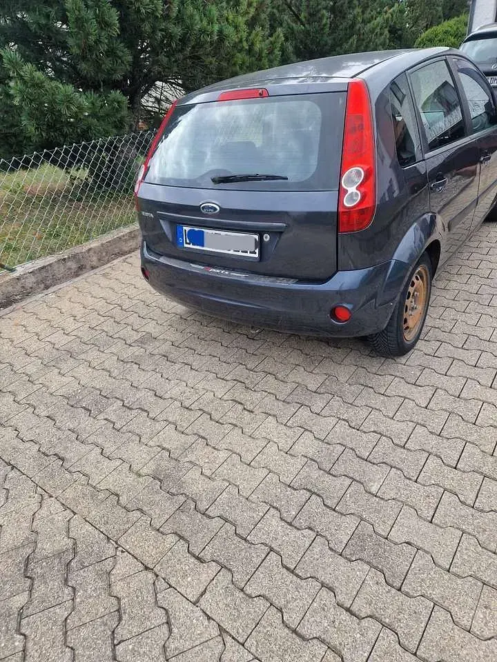 Gebraucht Ford Fiesta Ambiente 69 PS (50 kW) 2006 Grau Kleinwagen