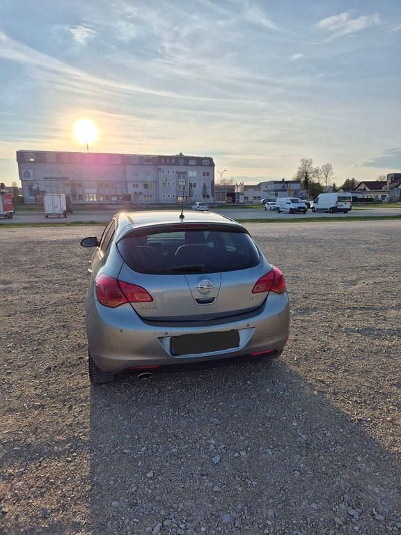 Usata Opel Astra 140 CV (102 kW) 2011 Grigio Berlina
