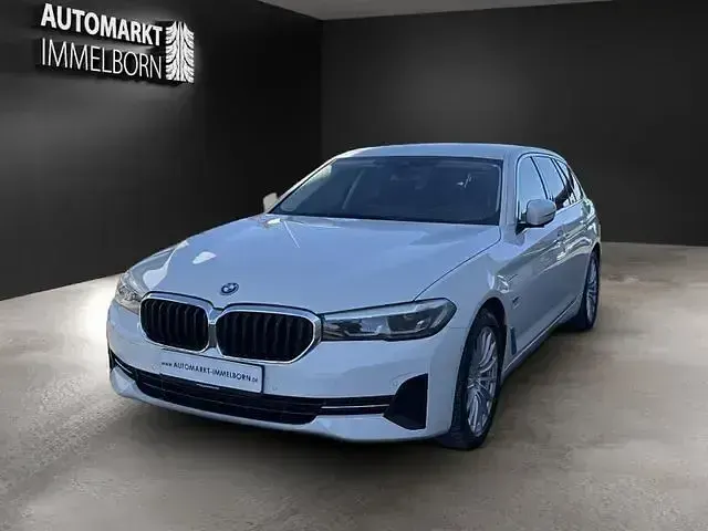 Gebraucht BMW 520 Sport Line 204 PS (150 kW) 2022 Weiß Limousine