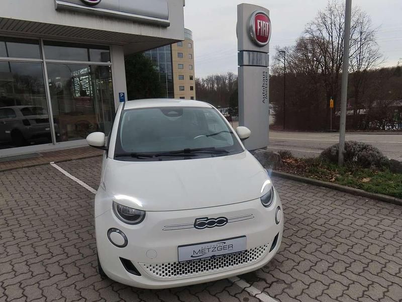 Gebraucht Fiat 500e Basis 86 kW (118 PS) 2023 Arktis weiß Kleinwagen