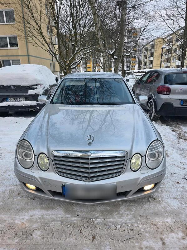 Silber Gebraucht 2008 Mercedes E220 Limousine | 5.850 € (Fairer Preis) - Bild 1/4