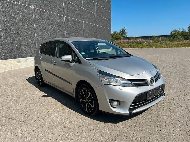 Gebraucht Toyota Verso Premium 147 PS (108 kW) 2017 Silber Van / Kleinbus