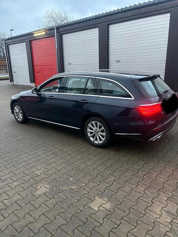 Gebraucht Mercedes E220 194 PS (142 kW) 2018 Blau Kombi