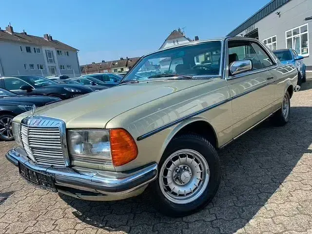 Gebraucht Mercedes 230 136 PS (100 kW) 1983 Grün Coupé