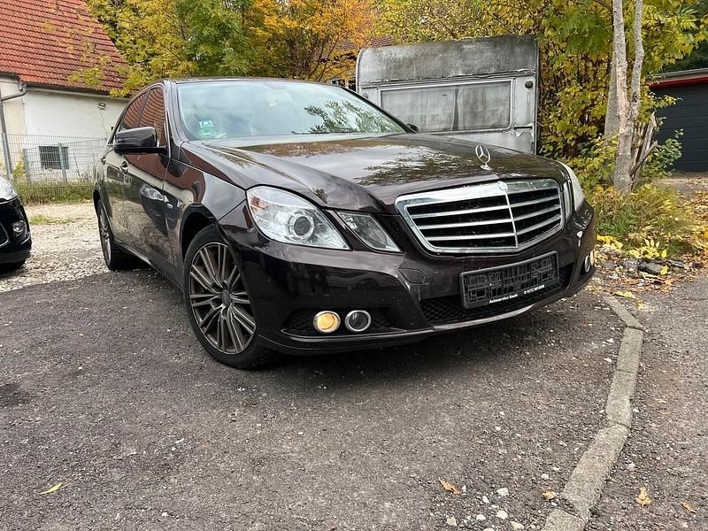 Braun Gebraucht 2010 Mercedes E220 Limousine | 4.699 € (Superpreis) - Bild 1/4