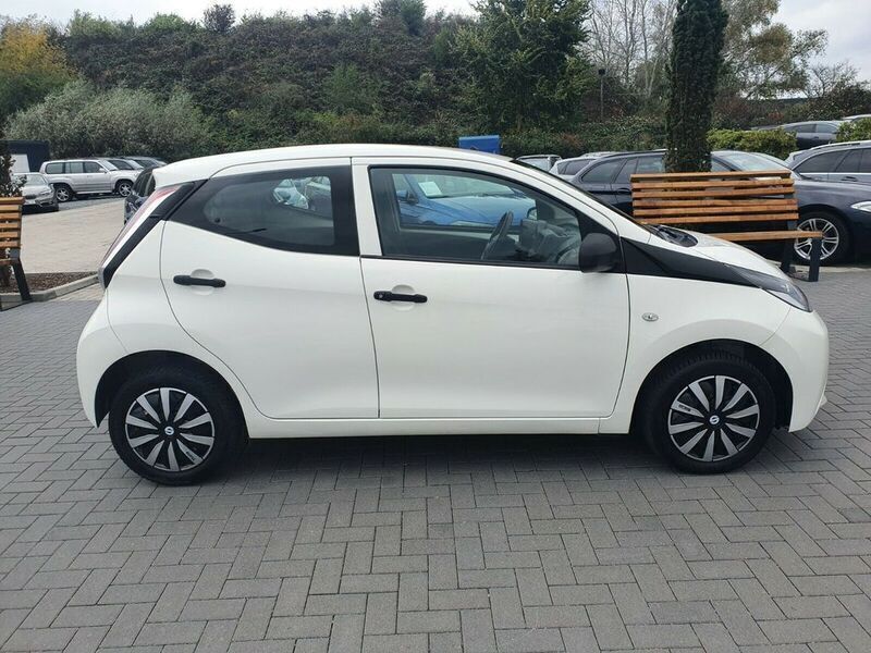 Gebraucht Toyota Aygo 69 PS (50 kW) 2015 Grau / weiß Kleinwagen