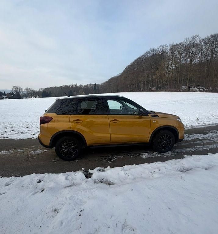 Gebraucht Suzuki Vitara Comfort 116 PS (85 kW) 2023 Gelb SUV