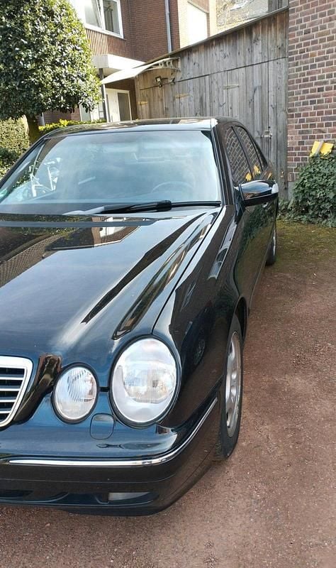 Gebraucht Mercedes E200 163 PS (119 kW) 2000 Schwarz Limousine