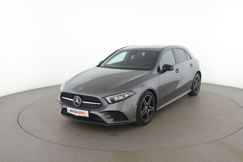 Grau Gebraucht 2020 Mercedes A180 AMG line Limousine | 26.160 € (Etwas zu teuer) - Bild 1/4