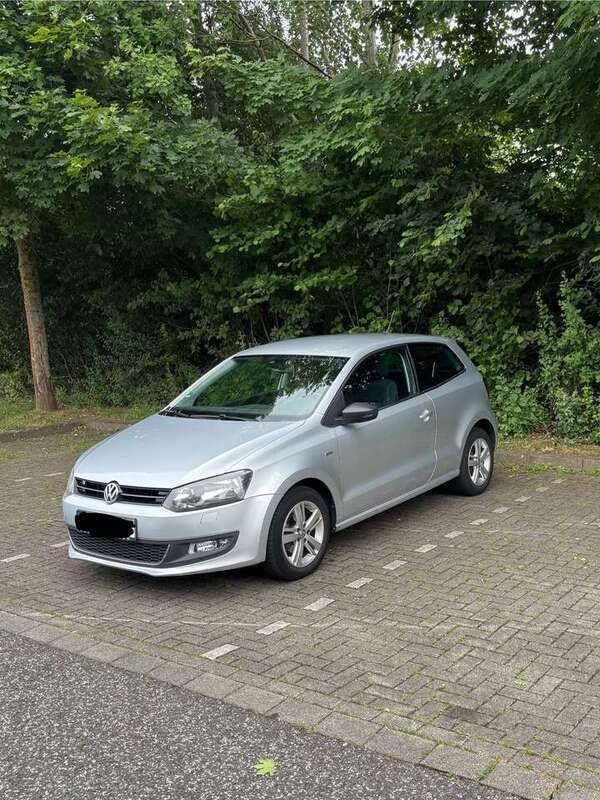 Grau Gebraucht 2012 VW Polo Match Limousine | 4.999 € (Guter Preis) - Bild 1/4
