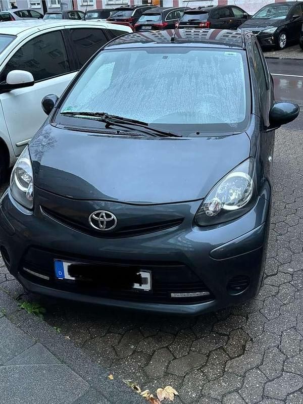 Grau Gebraucht 2013 Toyota Aygo Cool Kleinwagen | 3.200 € (Fairer Preis) - Bild 1/4