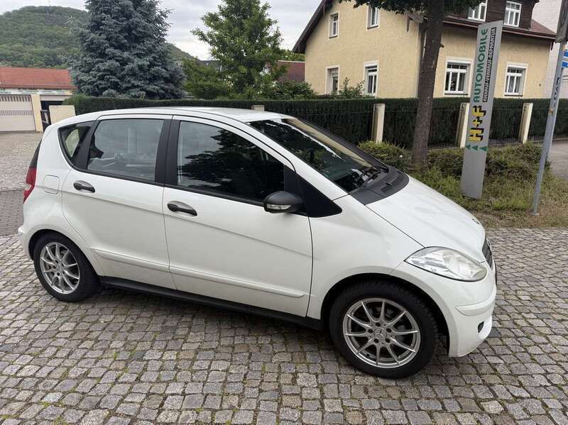 Calcitweiss unilack Gebraucht 2008 Mercedes A180 Kleinwagen | 2.480 € - Bild 1/4