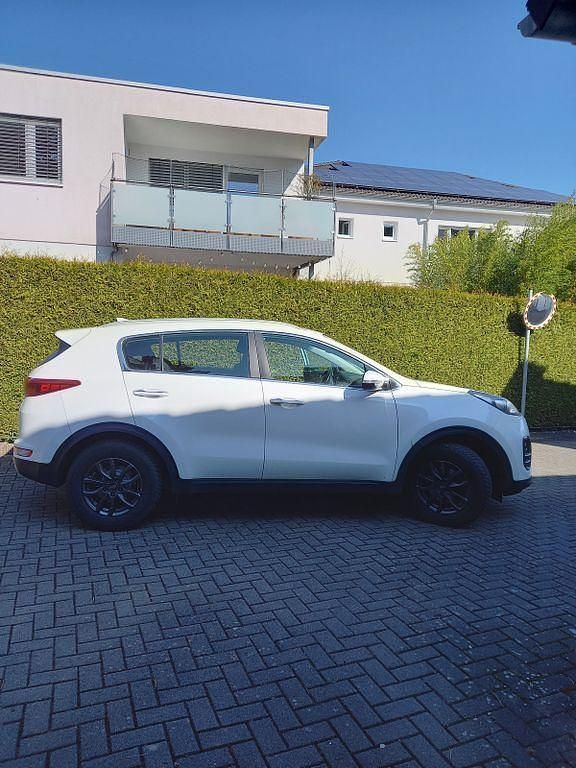 Weiß Gebraucht 2017 Kia Sportage Vision SUV | 12.950 € (Etwas zu teuer) - Bild 1/4
