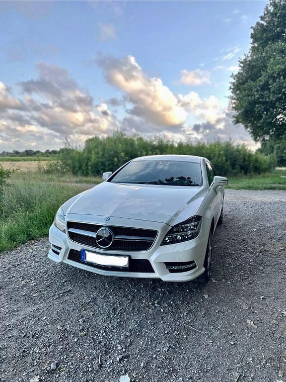 Weiß Gebraucht 2014 Mercedes CLS350 Shooting Brake AMG line Kombi | 21.500 € (Teuer) - Bild 1/4