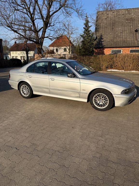 Silber Gebraucht 2001 BMW 520 Limousine | 5.499 € (Teuer) - Bild 1/4