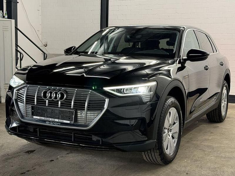 Gebraucht Audi e-tron Basis 230 kW (313 PS) 2022 Brillantschwarz SUV