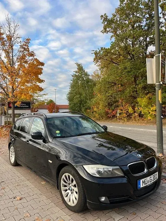 Gebraucht BMW 320 177 PS (130 kW) 2009 Schwarz Kombi