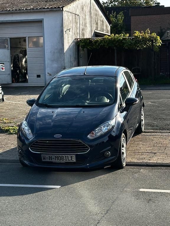 Blau Gebraucht 2015 Ford Fiesta Premium Kleinwagen | 6.300 € (Fairer Preis) - Bild 1/4