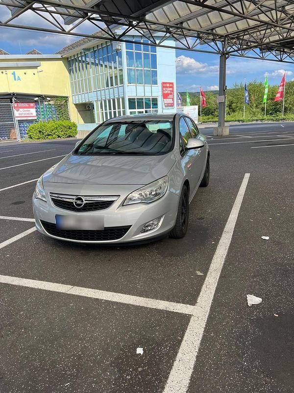 Gebraucht Opel Astra Design Edition 116 PS (85 kW) 2010 Silber Limousine