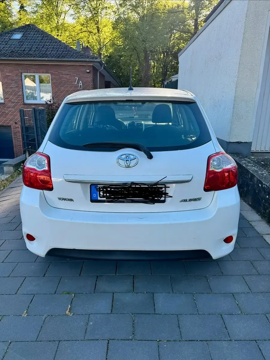 Gebraucht Toyota Auris 97 PS (71 kW) 2012 Weiß Limousine