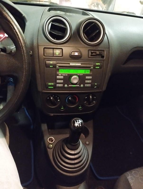 Silber Gebraucht 2006 Ford Fiesta Kleinwagen | 1.300 € (Fairer Preis) - Bild 1/4