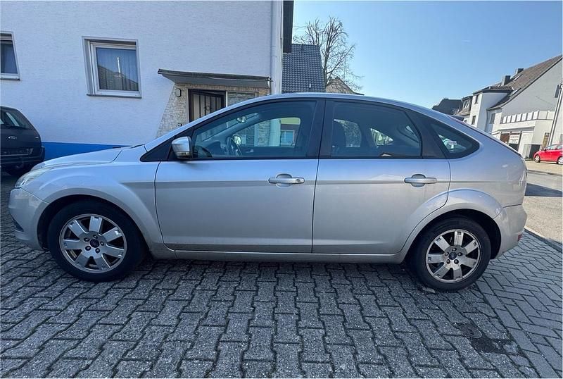 Gebraucht Ford Focus 101 PS (74 kW) 2018 Silber Limousine