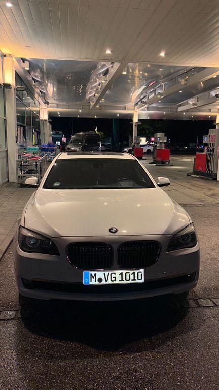 Weiß Gebraucht 2011 BMW 750 Limousine | 13.900 € (Guter Preis) - Bild 1/4