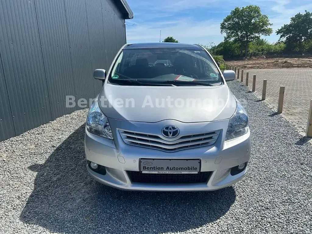 Gebraucht Toyota Verso Edition 126 PS (92 kW) 2011 Silber Van / Kleinbus