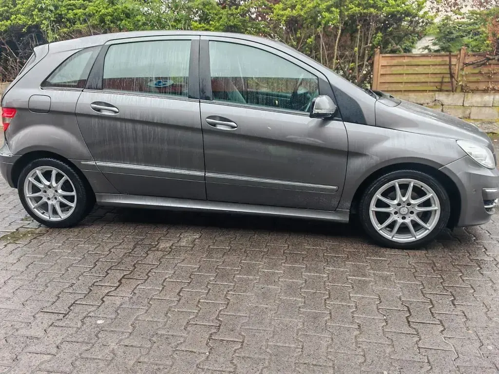 Gebraucht Mercedes B200 140 PS (102 kW) 2010 Grau Van / Kleinbus