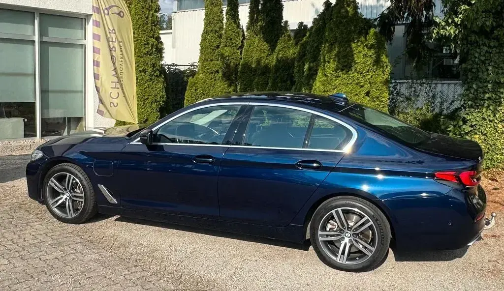 Gebraucht BMW 545e Luxury Line 286 PS (210 kW) 2021 Tansanitblau Limousine