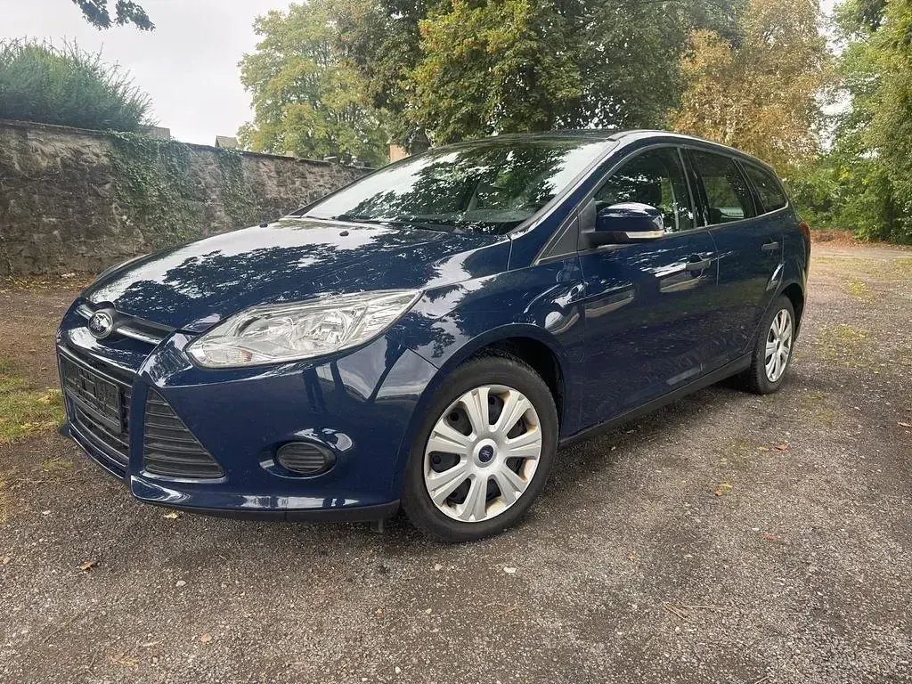 Usado Ford Focus Ambiente 101 CV (74 kW) 2014 Azul Berlina