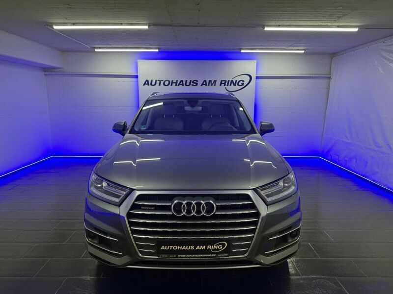 Grau Gebraucht 2016 Audi Q7 Sport SUV | 41.599 € (Etwas zu teuer) - Bild 1/4